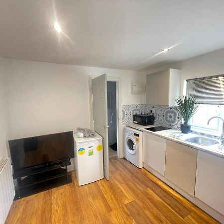 One Bedroom Annex With Private Entrance Morden  エクステリア 写真