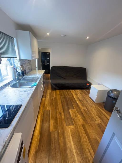 One Bedroom Annex With Private Entrance Morden  エクステリア 写真