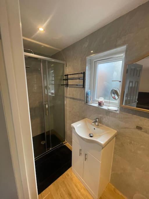 One Bedroom Annex With Private Entrance Morden  エクステリア 写真
