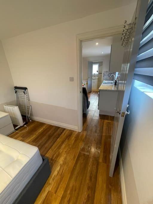 One Bedroom Annex With Private Entrance Morden  エクステリア 写真