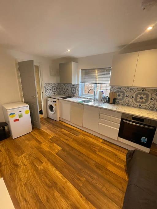 One Bedroom Annex With Private Entrance Morden  エクステリア 写真
