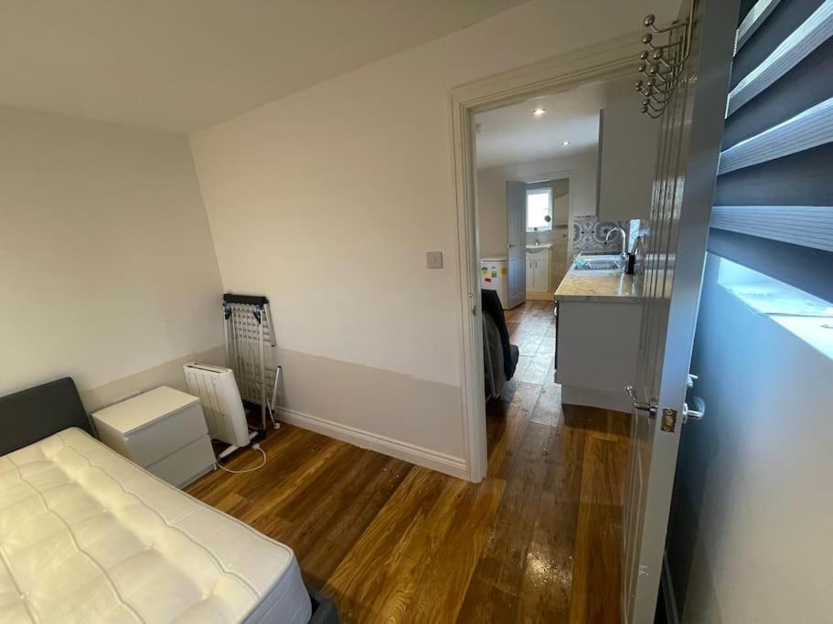 One Bedroom Annex With Private Entrance Morden  エクステリア 写真