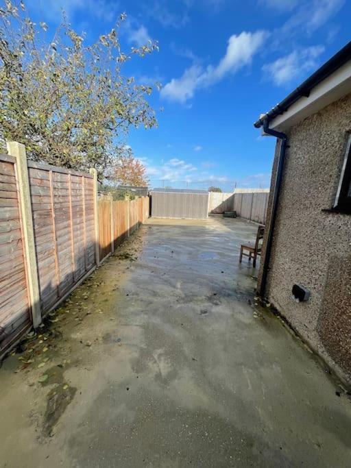 One Bedroom Annex With Private Entrance Morden  エクステリア 写真