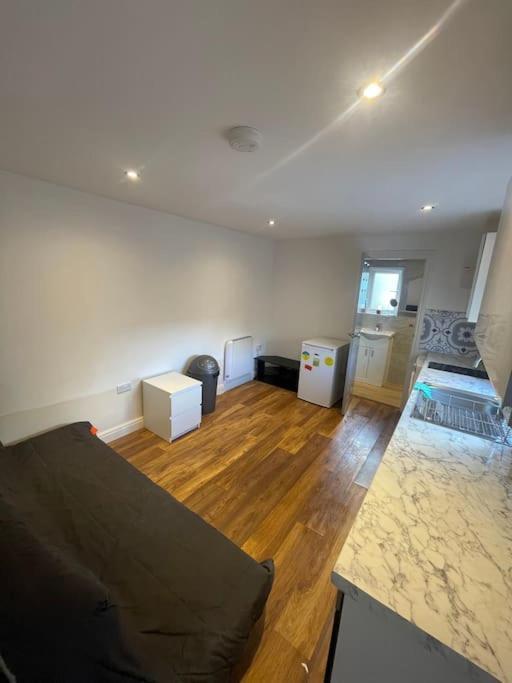 One Bedroom Annex With Private Entrance Morden  エクステリア 写真