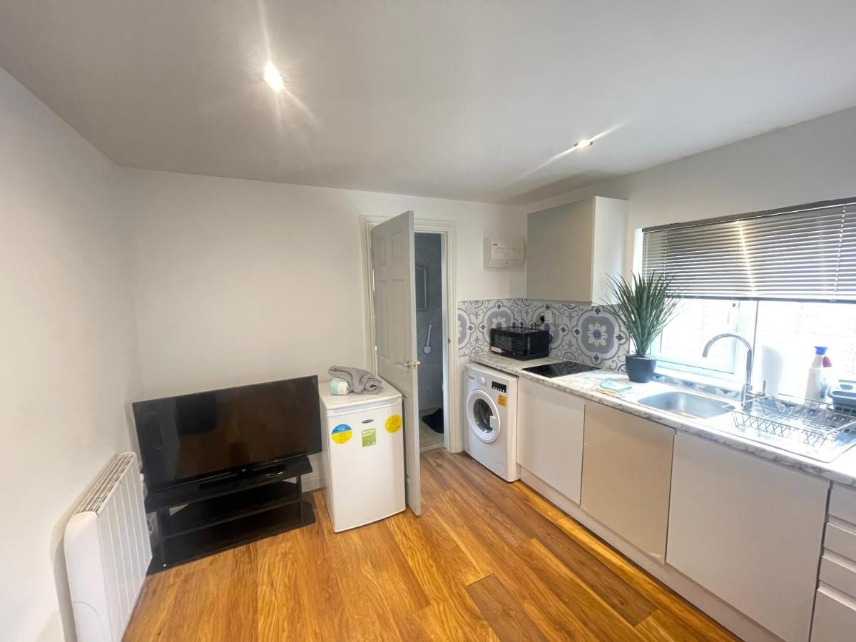 One Bedroom Annex With Private Entrance Morden  エクステリア 写真